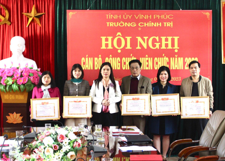 Hiệu trưởng Trường Chính trị tỉnh Vĩnh Phúc tặng bằng khen cho các tập thể xuất sắc năm 2022.