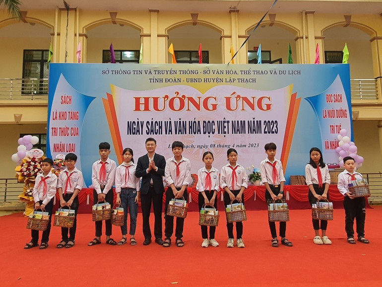 Tặng quà cho học sinh nghèo vượt khó.