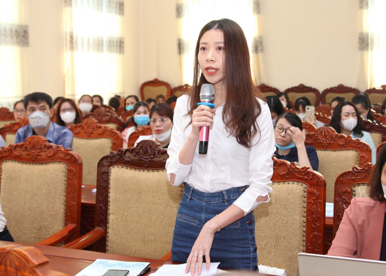 Đại diện Công ty Trách nhiệm hữu hạn Yingtong (Việt Nam) Electronic Technology trao đổi ý kiến.