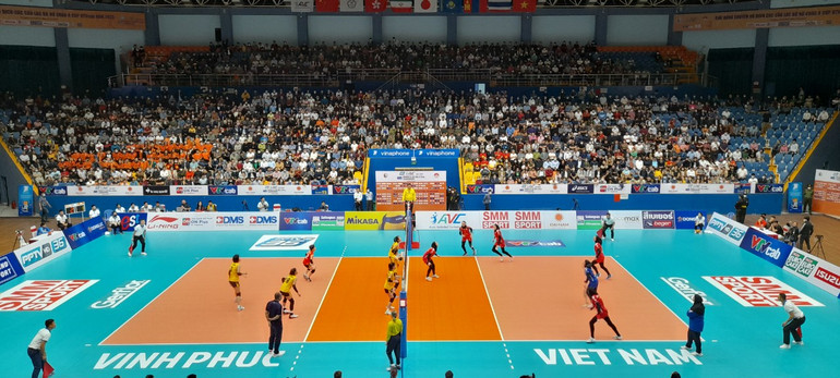 Một pha bóng trong trận Việt Nam - Iran.