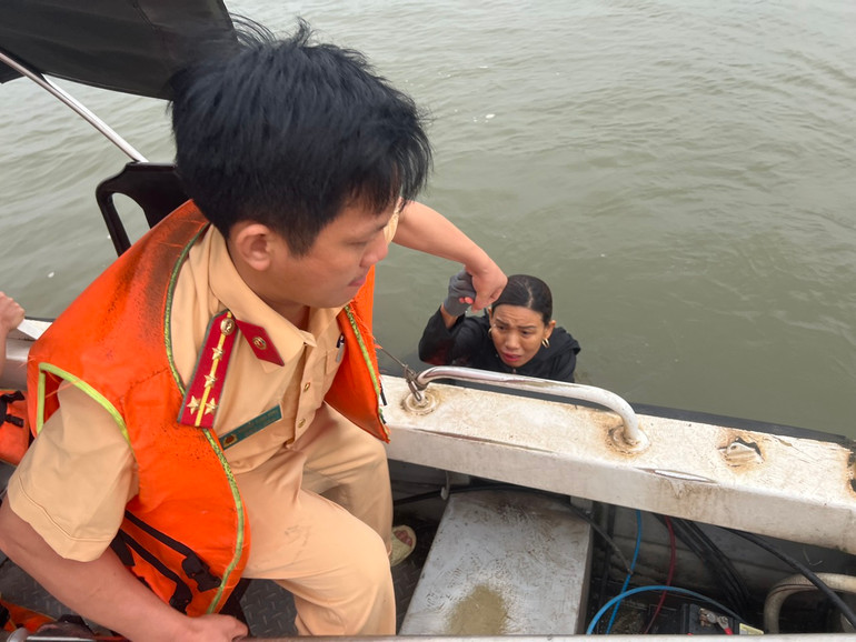 Đưa người bị nạn lên tàu tuần tra. (Ảnh: Cảnh sát giao thông cung cấp) Đưa người bị nạn lên tàu tuần tra. (Ảnh: Cảnh sát giao thông cung cấp)