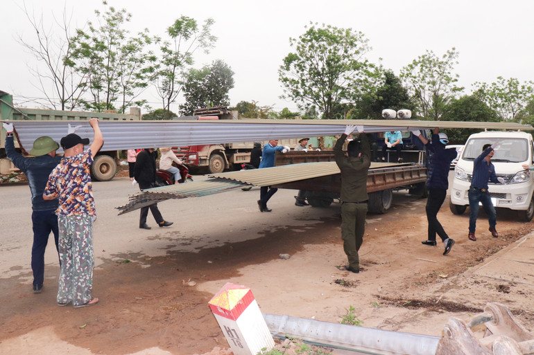 Cán bộ và nhân dân phường Khai Quang giúp các hộ tháo dỡ công trình vi phạm.