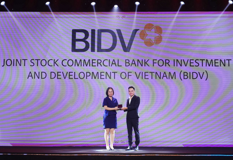 Bà Vũ Thị Thu Hiền - Phó Giám đốc Ban Tổ chức nhân sự BIDV - đại diện Ngân hàng nhận giải thưởng “Doanh nghiệp quan tâm chăm sóc nhân viên tuyệt vời nhất”.