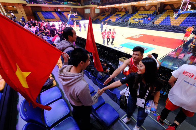 Kiều bào tại Mông Cổ cổ vũ đội tuyển Việt Nam. (Ảnh: Đại sứ quán Việt Nam tại Mông Cổ) Kiều bào tại Mông Cổ cổ vũ đội tuyển Việt Nam. (Ảnh: Đại sứ quán Việt Nam tại Mông Cổ)