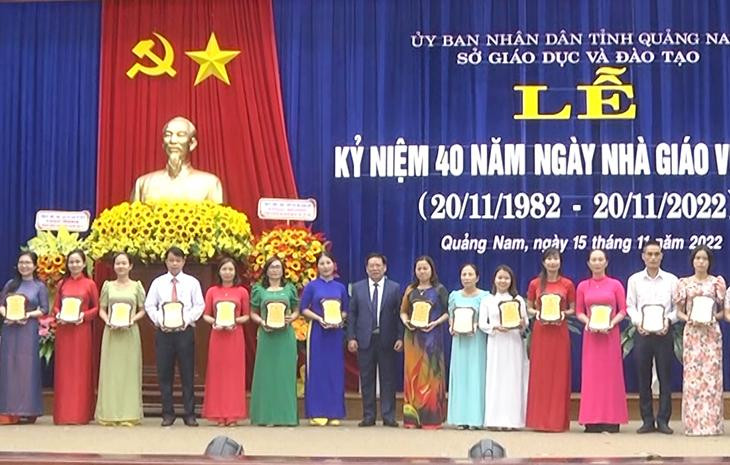 Tuyên dương, vinh danh 68 cá nhân có thành tích xuất sắc trong công tác giảng dạy.