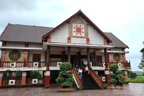 Nhà lưu niệm Anh hùng Núp, một trong những điểm tham quan khi đến làng kháng chiến Stơr.