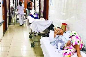 Bệnh nhân đang điều trị chạy thận tại Bệnh viện Thống Nhất.