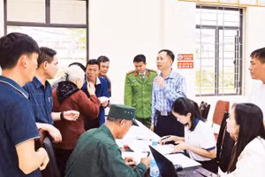 Lãnh đạo xã Nam Đàn thực hiện việc kiểm đếm cây lâm nghiệp phục vụ công tác giải phóng mặt bằng Dự án đường bộ cao tốc Vinh-Thanh Thủy.