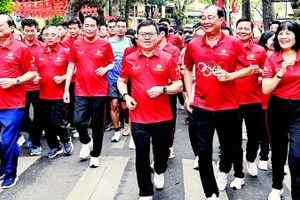 1- Các đại biểu và nhân dân Thủ đô hào hứng tham gia Ngày chạy Olympic trong không khí trong lành, mát mẻ sáng Chủ nhật.