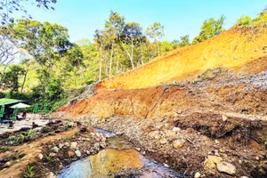 Sau những đợt mưa lũ, nguy cơ tái sạt lở tại thác Pa Sỹ vẫn còn hiện hữu.