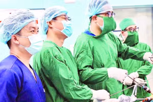 Ca phẫu thuật nội soi ruột thừa đầu tiên tại Côn Đảo, sau khi các bác sĩ chuyên khoa luân phiên ra đảo công tác