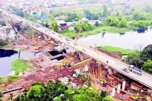 Cầu Mai Lĩnh thuộc dự án nâng cấp, mở rộng Quốc lộ 6 đang được khẩn trương thi công. (Ảnh PHẠM CÔNG)