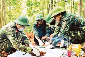 Đội quy tập hài cốt liệt sĩ Đoàn Kinh tế-Quốc phòng 337 phát hiện, cất bốc hài cốt liệt sĩ (Ảnh HIẾU MINH)