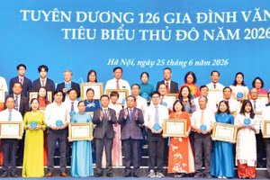 Thành phố Hà Nội tôn vinh những Gia đình văn hóa tiêu biểu nhằm lan tỏa những tấm gương xây dựng, giữ gìn văn hóa gia đình, văn hóa người Hà Nội đến cộng đồng.