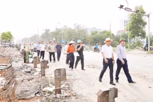 Thường trực Đảng ủy xã Phú Nghĩa thường xuyên đi kiểm tra, đánh giá tiến độ giải phóng mặt bằng Quốc lộ 6 qua địa bàn xã.