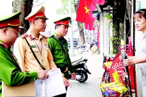 Đội Cảnh sát giao thông đường bộ số 6 phối hợp Công an phường Yên Hòa tăng cường tuyên truyền đến người dân chấp hành trật tự đô thị.