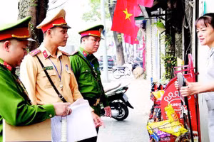 Đội Cảnh sát giao thông đường bộ số 6 phối hợp Công an phường Yên Hòa tăng cường tuyên truyền đến người dân chấp hành trật tự đô thị.