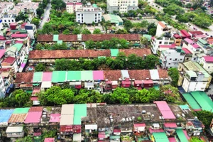 Các dãy nhà tập thể cũ đã xuống cấp, không bảo đảm an toàn.
