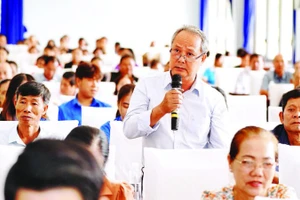 Cử tri xã Tân An Hội phát biểu trong lần tiếp xúc với người ứng cử đại biểu Quốc hội khóa XVI. (Ảnh THẾ ANH)