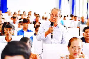 Cử tri xã Tân An Hội phát biểu trong lần tiếp xúc với người ứng cử đại biểu Quốc hội khóa XVI. (Ảnh THẾ ANH)