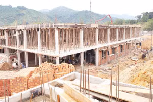 Công trình khối nhà hành chính, quản trị tại dự án Trường nội trú Tiểu học và Trung học cơ sở Đakrông đang được gấp rút xây dựng.
