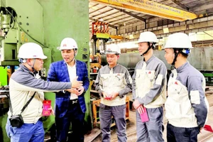 Lãnh đạo Liên đoàn Lao động Thành phố Hà Nội động viên công nhân tại xưởng sản xuất của Công ty cổ phần Cơ khí- Xây lắp-Thương mại Minh Cường.