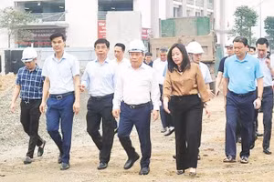 Chủ tịch UBND thành phố Hà Nội Vũ Đại Thắng (áo trắng) cùng Đoàn công tác của thành phố trực tiếp đi kiểm tra tiến độ Dự án đầu tư xây dựng nâng cấp, mở rộng đường 70.