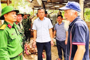 Đại tá Trần Quang Tâm (ngoài cùng, bên trái) cùng các lãnh đạo tỉnh thăm hỏi, động viên người dân vùng lũ lụt phía đông tỉnh Đắk Lắk vào cuối năm 2025.