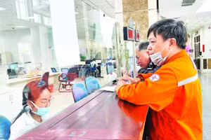 Người nộp thuế làm thủ tục kê khai thuế tại Thuế Thành phố Hồ Chí Minh.