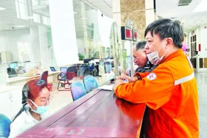 Người nộp thuế làm thủ tục kê khai thuế tại Thuế Thành phố Hồ Chí Minh.