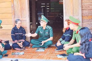 Cán bộ, chiến sĩ Bộ đội Biên phòng Gia Lai phổ biến kiến thức pháp luật tới đồng bào dân tộc thiểu số.