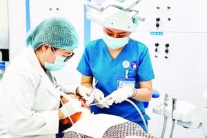 Khám nha khoa tại Trung tâm Răng Hàm Mặt kỹ thuật cao tại Bệnh viện Thống Nhất.