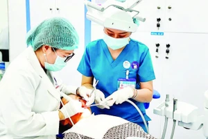 Khám nha khoa tại Trung tâm Răng Hàm Mặt kỹ thuật cao tại Bệnh viện Thống Nhất.