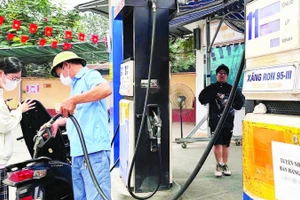 Người dân đổ xăng tại cây xăng trên đường Lê Quang Đạo (Hà Nội). (Ảnh THẾ ĐẠI)