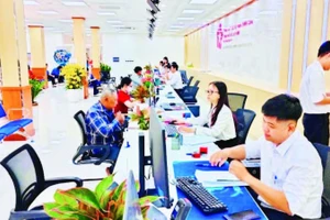 Người dân làm thủ tục tại Trung tâm Phục vụ hành chính công Thành phố Hồ Chí Minh.