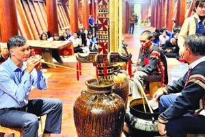 1. Du khách trải nghiệm văn hóa rượu cần của người Ê Đê.