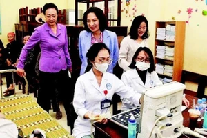 Chuẩn bị khám sàng lọc cho người dân. (Ảnh THÀNH CHÂU)