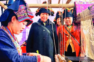 Nhiều phụ nữ trong bản Na Sang, xã Núa Ngam có thêm nguồn thu bằng các sản phẩm thổ cẩm được dệt thủ công.