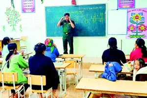 Lớp xóa mù chữ cho phụ nữ H'Mông ở bản Piêng Vai, xã Mỹ Lý có 11 học viên, duy trì đều đặn bốn buổi/tuần.