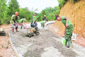 Cán bộ, chiến sĩ Trung đoàn 12, Sư đoàn 3, Quân khu 1 hỗ trợ đổ bê-tông con đường Cao Minh-Lũng Mắt.