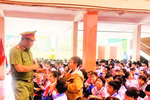 Một em nhỏ đặt câu hỏi về tình huống giao thông, thể hiện sự quan tâm đến an toàn khi đi trên đường phố.