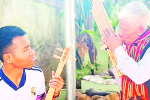 Ông Hảo (phải) tích cực truyền dạy cho thế hệ trẻ cách sử dụng nhạc cụ truyền thống.