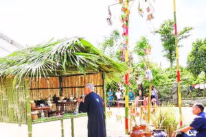 Thầy cúng thực hiện nghi lễ cúng truyền thống.