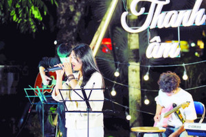 Các bạn trẻ giao lưu, thể hiện tài năng âm nhạc tại Liên hoan "Thanh âm- Thanh xuân" năm 2025.