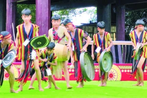Thế hệ trẻ dân tộc Brâu với điệu chiêng Bơm pa rar.