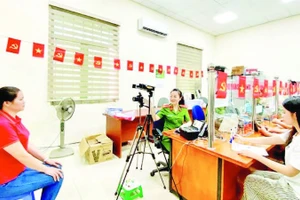 Công an tỉnh Tuyên Quang làm căn cước và tài khoản định danh điện tử cho công dân.