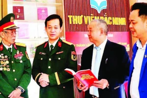 Giám đốc Thư viện Bắc Ninh số 1 Nguyễn Đắc Hồng (thứ hai, từ phải sang) trao đổi với độc giả tại một cuộc trưng bày sách.
