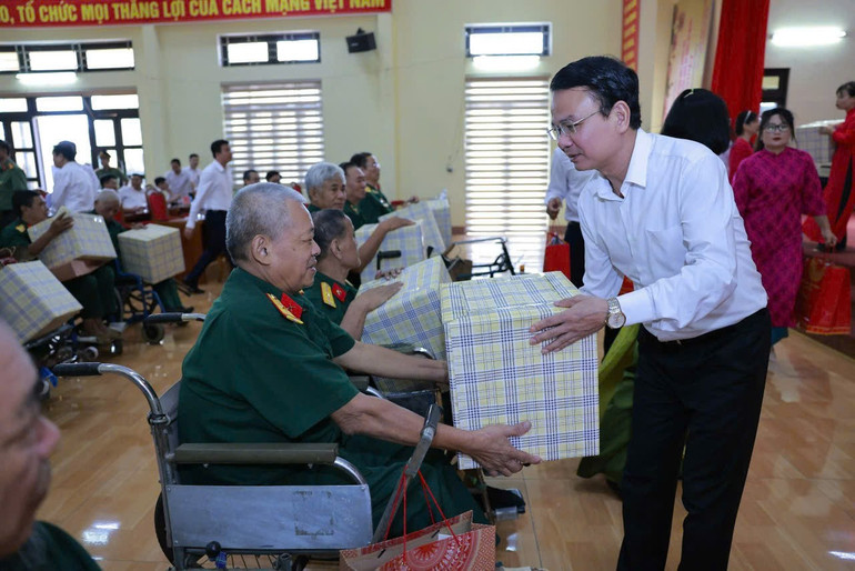 Bí thư Tỉnh ủy Đặng Xuân Phong tặng quà thương bệnh binh. z6825862714197-063131d79d52fa5e8a879a76077f1841.jpg