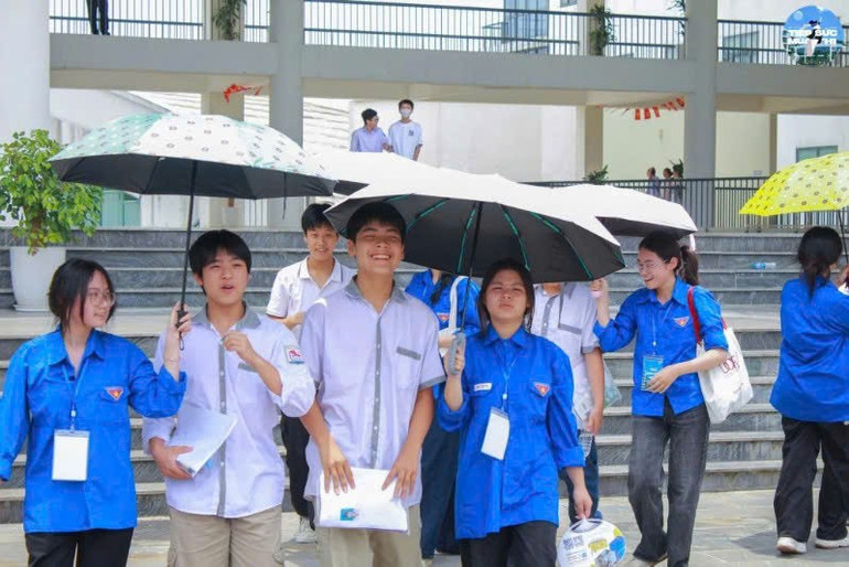 Thí sinh dự thi tuyển sinh vào lớp 10 Trường THPT Chuyên Vĩnh Phúc. z6700433985062-240282c8a56d832e546fc7e78748cef7.jpg