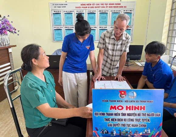 Đoàn viên thanh niên xã Thịnh Minh hỗ trợ người dân thực hiện thủ tục hành chính. doan-vien-thanh-nien-xa-thinh-minh-ho-tro-nguoi-dan-lam-thu-tuc-hanh-chinh.jpg